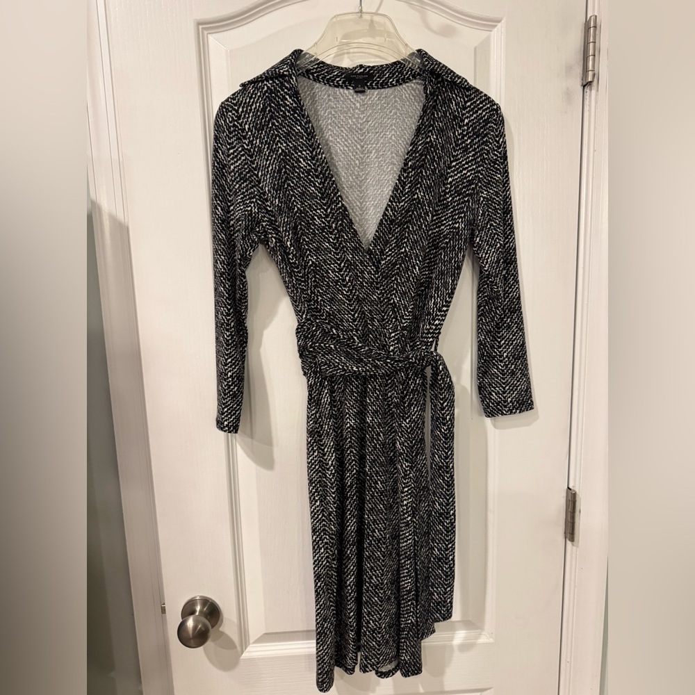Ann Taylor Black and White Long Sleeve Collared Wrap Dress in Geometric Print